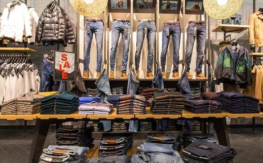 如何对衣服的颜色陈列搭配才能吸引大家的眼球