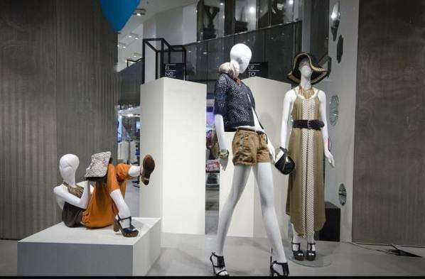 夏天服装店中装饰道具陈列都有哪些讲究